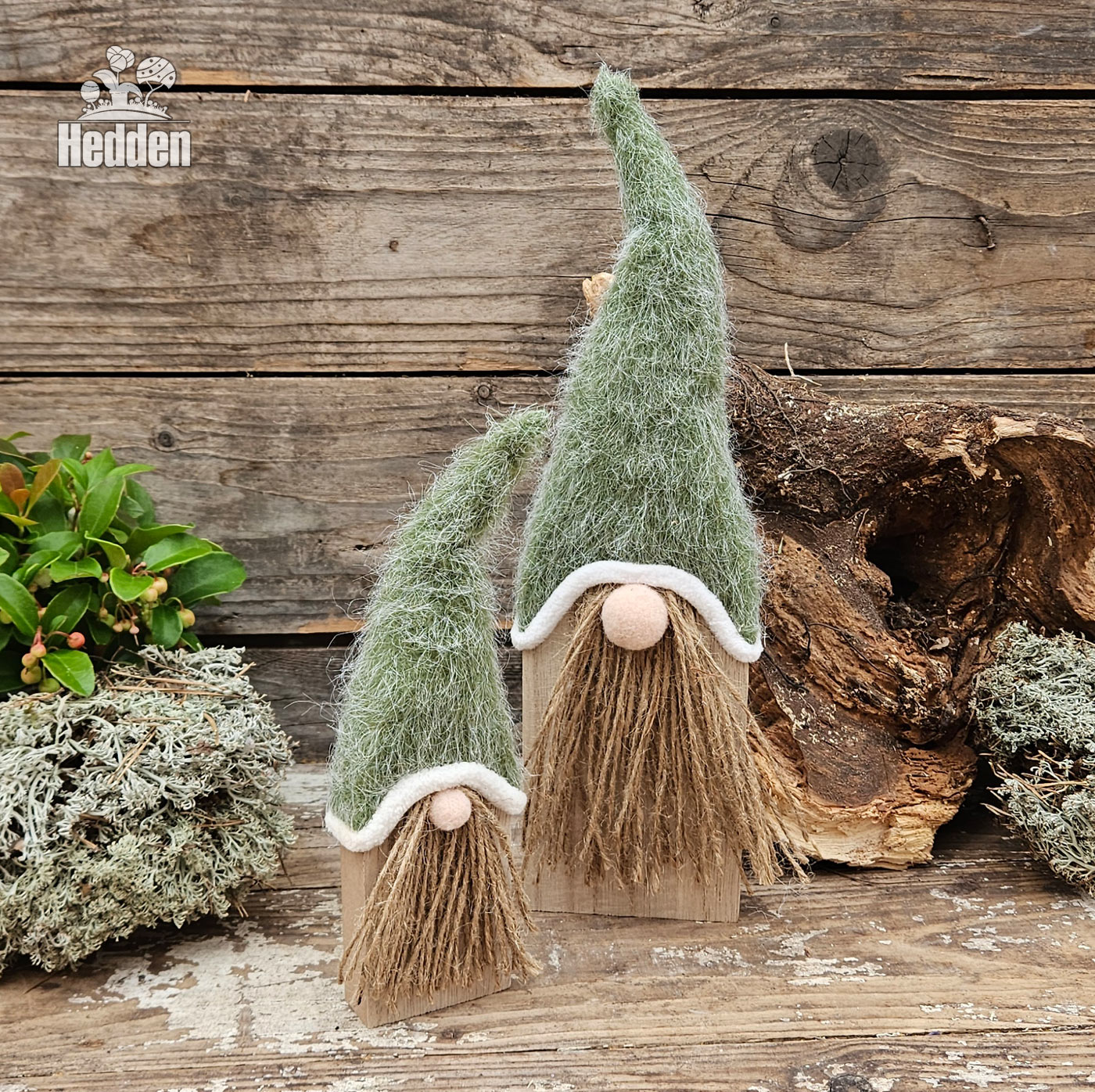 Holzwichtel mit braunem Bart aus Naturkordel und einen dunklen mint-grüner Filtmütze.